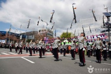 진해군항제, 전국 벚꽃 여행객 사로잡는 축제와 대형 공연