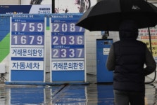 주유소 휘발유 가격 8주 만에 내려…경유도 하락