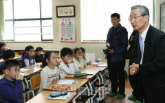 이강국 헌재소장 교동초등학교 1일교사로