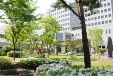 담장 없앤 법원… 시민들 쉼터로