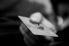 [판결] 위조한 신용카드로 카드깡해준 사업자 여신전문금융업법으로 처벌 못해