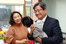 金대법원장, 아동복지시설 에델마을 찾아 격려