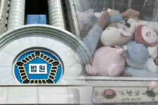 [판결] 인형뽑기 경품으로 고가의 ‘미끼상품’ 진열...직원도 ‘공동정범’