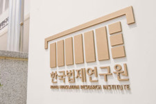 “법은 힘 있는 사람 이익 대변” 64.4%… “법치주의 위기”