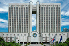 (단독) 변호사가 법정에서 물 마시는 것까지 배려해야 하나 법원 직원 비판에…