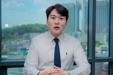 [1人2色 변호사를 찾아서] 가수·엔터테인먼트 회사 대표… 김민성 변호사