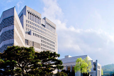[판결] 모텔로 끌려가던 만취 여성, 도망치려다 계단에서 넘어져 사망