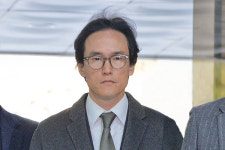 (단독) 검찰, 조현범 회장 ‘배임수재’ 혐의 추가 기소 검토