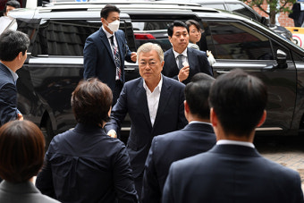 檢, 文 전 대통령 불구속 기소...태국 이주 부당 지원 '뇌물 혐의'