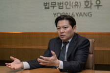 답은 현장에 있어 … 배 안에서 상담도 - 홍석범 화우 변호사