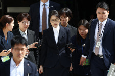 [속보] 김건희 여사 구속…전직 대통령 부부 첫 동시 구속