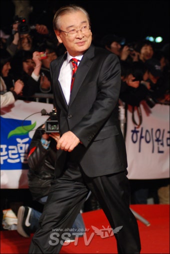[SS포토-백상예술대상] 성큼성큼 레드카펫을 힘차게 걷는 이순재
