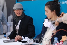 [SS포토] 헤니, 려원에게 