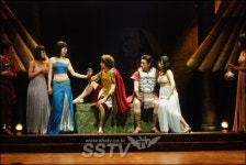 [SS포토] 클레오파트라의 유혹 "시저, 내 방으로 와요"