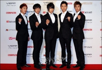 '동방신기', 13년 종신계약…대우와 수익배분은 '최하'