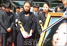 [SS포토] 김아중-한지혜, 고인의 트로피 들고