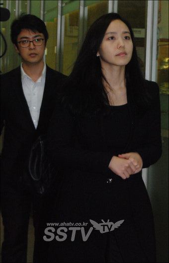 [SS포토] 비보 듣고 달려온 박지윤-최동석 부부