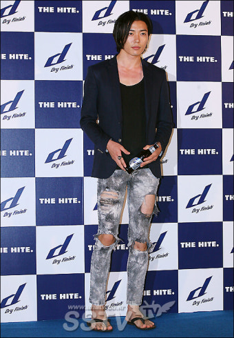 [SS포토] 김재욱 '찢어진 청바지 눈길'