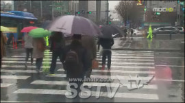 우산 판매 7배 증가 왜?… “방사능 비 절대 맞으면 안 돼~”