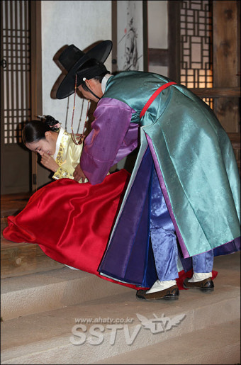 [SS포토] '인수대비' 넘어진 함은정 챙기는 백성현, '아 민망해~'