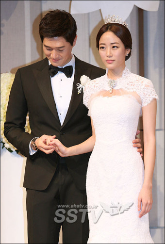 [SS포토] 유지태 김효진 결혼, 뭐든지 사랑스러운 표정 '손이 참 곱네~'