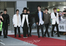 [SS포토] 가온차트 어워드 슈퍼주니어, 매너있게 팬들에게 인사하며 입장