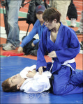[SS포토] 신화방송 이민우에게 일격 가하는 전진, 이것 봐라~!