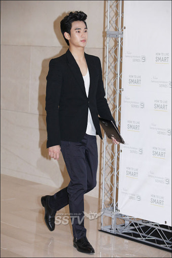 [SS포토] '9 to 9 팬미팅' 김수현, 등장부터 '왕자님 포스' 작렬