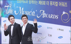 [SS포토] 더 뮤지컬 어워즈 강필석-조승우, 멀리 있는 팬에게도 서비스~