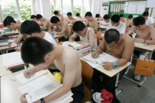 남고가 여름 나는 법? 일단 벗고...피서지 능가하는 교실 풍경