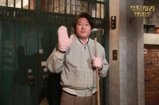 응답하라 1988 최택이 사준 장갑끼고 마당 쓰는 고길동 아저씨