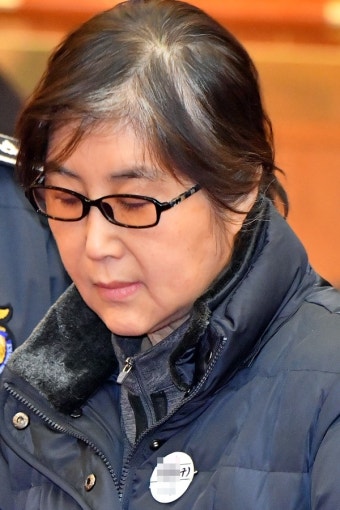 탄핵 심판 출석한 최순실, 국회 대리인단에 