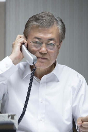 문재인 대통령 취임 첫 날 美 트럼프와 통화 
