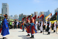 신고합니다... 광안리어방축제-수문장교대식  [SS포토]