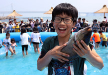 우와 크다! 광안리어방축제-맨손으로 활어잡기  [SS포토]