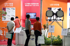 관람객들의 눈길을 끄는 다양한 LED 제품들...  '국제 LED &OLED EXPO 2017'  [SS포토]