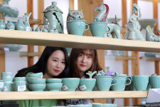 다양한 강진청자 감상해요...  제45회 강진청자축제 [포토]
