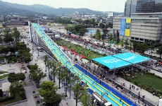 광화문 광장을 꽉채운 길이 300m의 초대형 워터슬라이드 [포토]