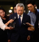 갑질 논란 미스터피자 오너 일가 경영퇴진…상장폐지 위기·국정감사 대응