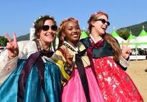 한복 너무 잘 어울려요....   정선아리랑제2017 [포토]