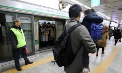 2호선, 열차 고장으로 지연…출근길 혼잡 잠실나루에서 다 내려