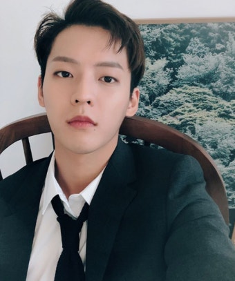 비투비 이민혁, 쉼표 머리에 수트까지…댄디한 매력 물씬