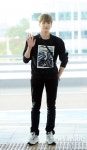 [공항패션] 강다니엘, 여심 사로잡는 훈훈한 손인사 (인싸포토)