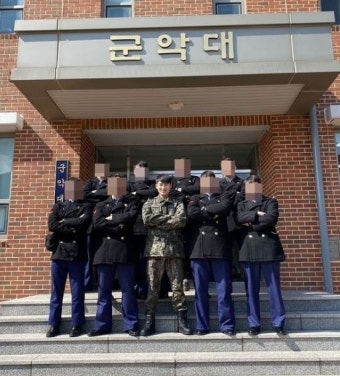 '미스터트롯' 김희재 해군 전역, 군악대 건물 앞 늠름한 모습 '눈길'…