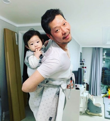 배우 유재명, 아들 첫 공개 