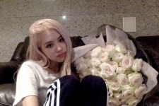 블랙핑크 로제, 대형 장미 꽃다발과 의미심장한 예고?..기대해주세요