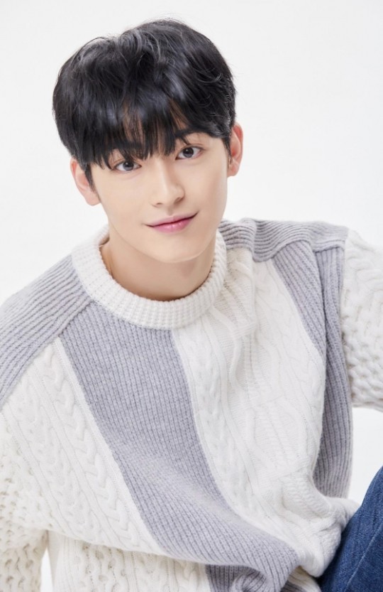 차은우, 현역으로 육군 입대…팬들 응원 속 군생활 시작