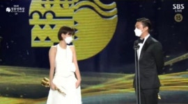 2021 청룡영화제 정유미-유아인, 나란히 인기스타상…우리 둘 다 왜 이럴까?