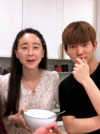 함소원, 서울 강남에서 남편 진화와 훠궈 먹는 모습 포착
