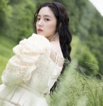 이세영, 청초+신비 숲속 화보 공개…촬영 도중 비 오는 첫 경험